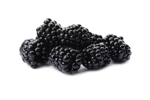 白色背景上成熟的多汁黑莓 — 图库照片