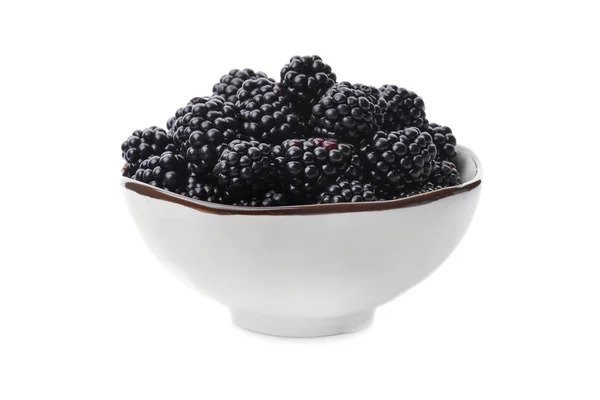 흰색 배경에 맛있는 잘 익은 블랙 베리의 세라믹 그릇 — 스톡 사진