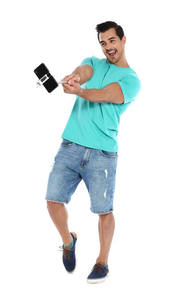Lycklig ung man tar Selfie på vit bakgrund — Stockfoto