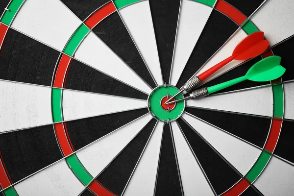 Red and green arrows on dart board, top view — Stock Photo, Image