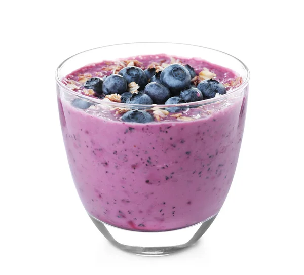 Glas leckerer Blaubeer-Smoothie mit Müsli auf weißem Hintergrund — Stockfoto