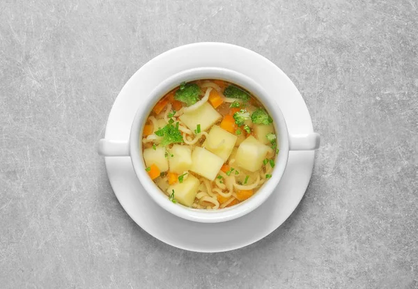 Dish of fresh homemade vegetable soup on light grey background, top view — Stock Photo, Image