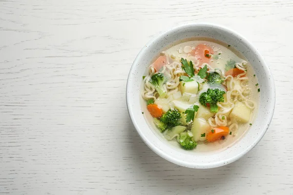 Cuenco de sopa de verduras caseras frescas sobre fondo de madera blanca, vista superior. Espacio para texto — Foto de Stock