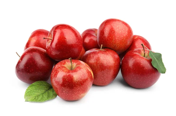 Pommes rouges juteuses mûres avec des feuilles sur fond blanc — Photo