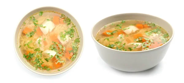 Conjunto de sopa de pollo casera fresca sobre fondo blanco — Foto de Stock