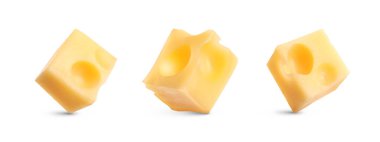 Beyaz arkaplanda lezzetli peynir küpleri.
