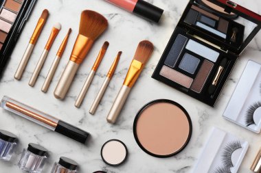 Mermer masada farklı profesyonel makyaj ürünleri seti, düz yatıyordu