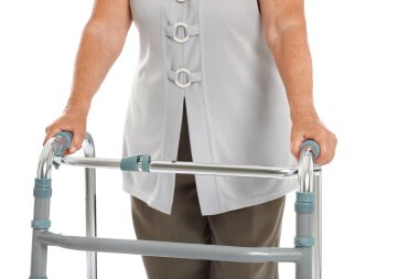 Beyaz üzerinde izole yürüyüş çerçevesi kullanarak yaşlı kadın, çekim