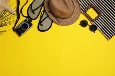 Sarı arka planda şık plaj aksesuarları ile düz yatıyordu kompozisyon, metin için alan