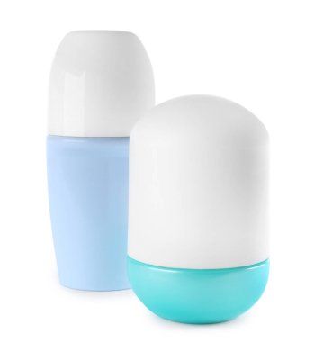 Beyaz arka planda doğal kadın rulo deodorantlar. Cilt Bakımı
