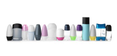Beyaz arkaplanda farklı deodorantlar