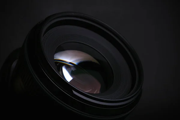 Modern kameralinsen på svart bakgrund, närbild — Stockfoto