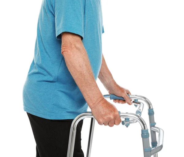 Hombre mayor usando el marco de caminar aislado en blanco, primer plano — Foto de Stock