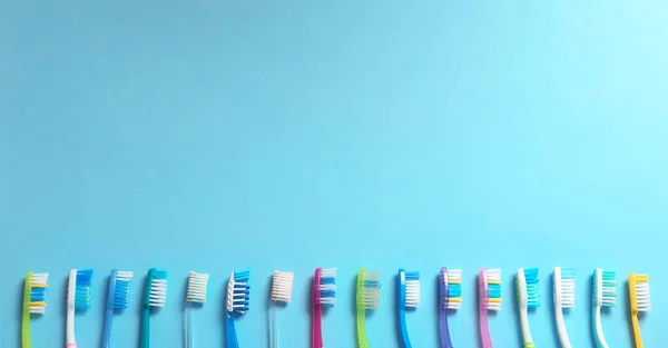 Flache Komposition mit Zahnbürsten auf farbigem Hintergrund. Raum für Text — Stockfoto