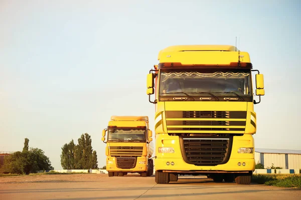 Moderne gelbe Lastwagen auf der Landstraße. Raum für Text — Stockfoto