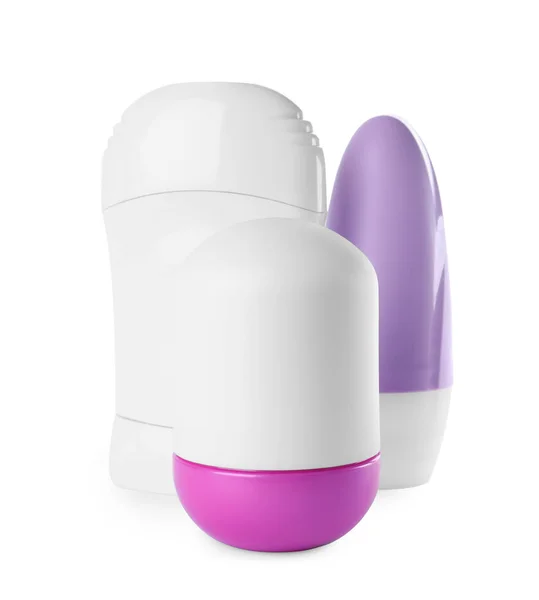 Desodorantes femeninos diferentes sobre fondo blanco. Cuidado de la piel — Foto de Stock