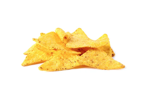 Pilha de saborosos chips mexicanos nachos no fundo branco — Fotografia de Stock