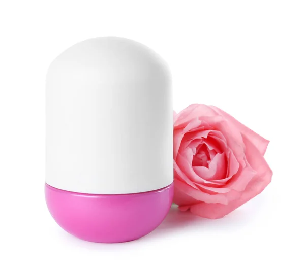 白い背景にピンクのバラを持つロールオン女性の消臭剤。スキンケア — ストック写真