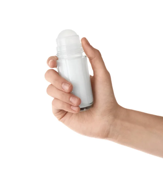 Mujer sosteniendo desodorante roll-on sobre fondo blanco, primer plano —  Fotos de Stock