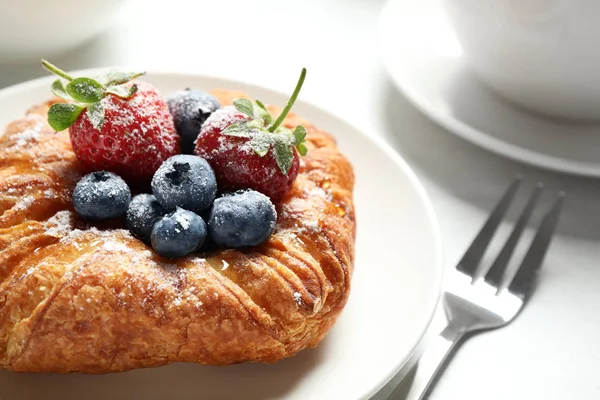 Frischen köstlichen Blätterteig mit süßen Beeren serviert auf hellem Tisch, Nahaufnahme — Stockfoto