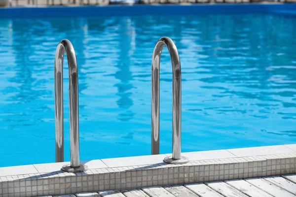 현대 단계 사다리 야외 수영장 — 스톡 사진