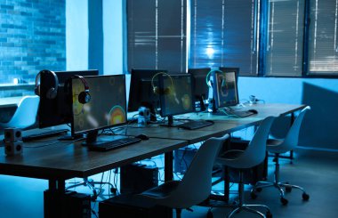 Modern bilgisayarlara sahip internet kafe iç. Video oyunu turnuvası