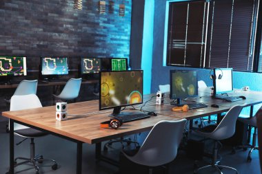 Modern bilgisayarlara sahip internet kafe iç. Video oyunu turnuvası