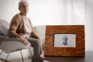 Erkek ve arka planda bulanık kadın emekli çerçeveli fotoğraf. Metin için alan