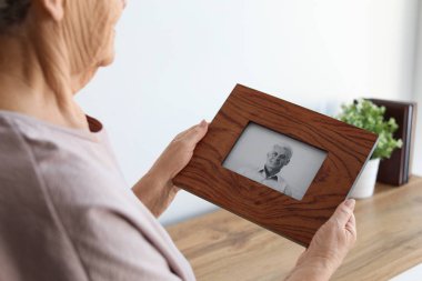 Evde oğlunun çerçeveli fotoğrafı ile yaşlı kadın