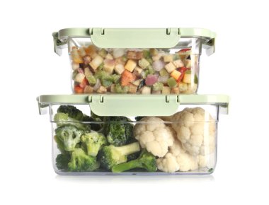 Beyaz arka planda farklı ürünleriçeren kutular