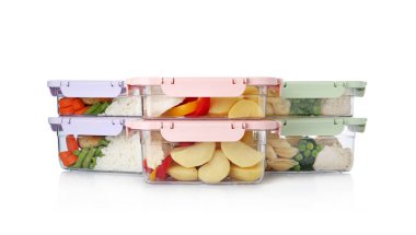 Beyaz üzerinde izole taze hazırlanmış yemek ile Plastik kutular