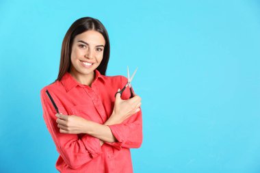 Genç kuaför profesyonel makas tutan ve renk arka plan üzerinde tarak, metin için alan