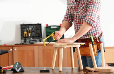 El ile çalışan adam kapalı, büyük çekim gördüm. Ev tamiri