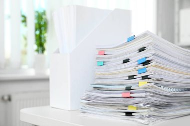 Ofiste çok sayıda belgenin olduğu tablo