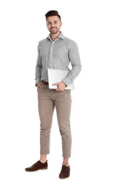 Beyaz arka planda laptop ile mutlu adam