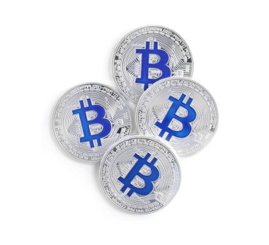 Beyaz, üst görünümde izole Bitcoins. Dijital para birimi