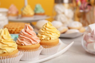 Masada lezzetli cupcakes ve diğer tatlılar. Şeker çubuğu, manzara