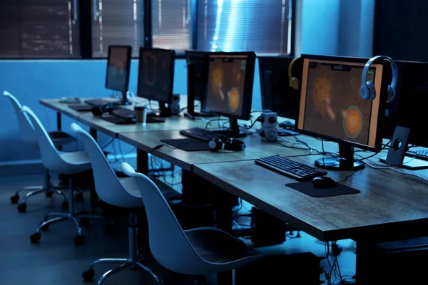 Internet καφέ εσωτερικό με σύγχρονους υπολογιστές. Τουρνουά βιντεοπαιχνιδιών — Φωτογραφία Αρχείου