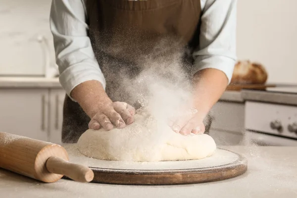 Panettiere femminile che prepara la pasta del pane a tavola, primo piano — Foto Stock