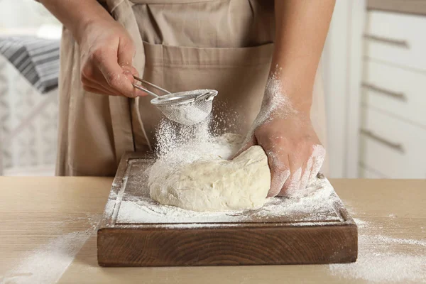 Assadeira feminina preparando massa de pão à mesa, close-up — Fotografia de Stock