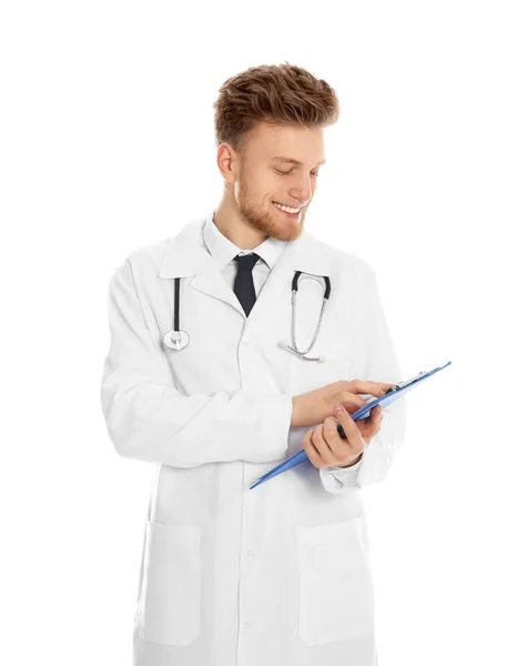 Retrato del médico con portapapeles y estetoscopio aislado en blanco — Foto de Stock