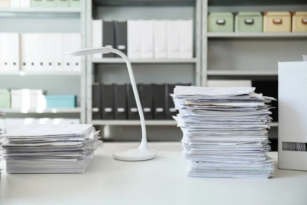 Stapel von Dokumenten auf dem Tisch im Büro — Stockfoto