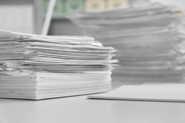 Stosy dokumentów na stole w biurze — Zdjęcie stockowe