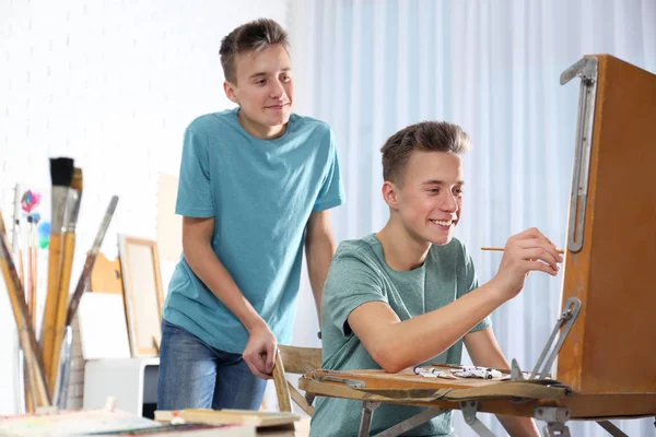 Adolescentes irmãos gêmeos tendo aula de pintura em oficina. Clube de passatempos — Fotografia de Stock