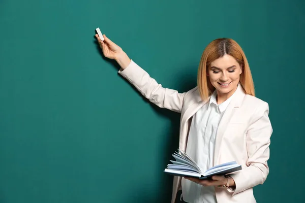 Guru cantik dengan buku yang menunjuk ke papan tulis, ruang untuk teks — Stok Foto