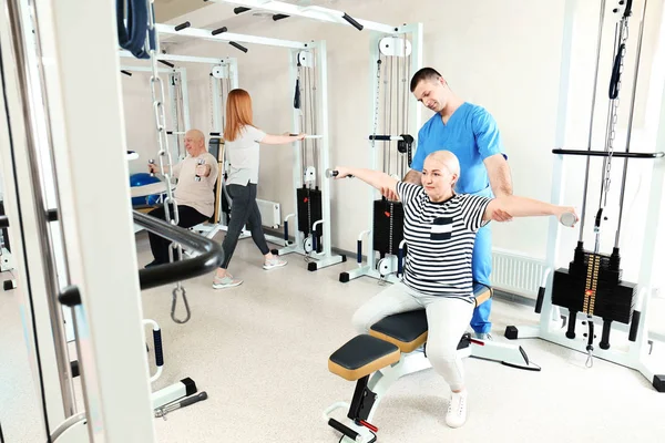 Patient exercising under physiotherapist supervision in rehabilitation center — Stock Photo, Image