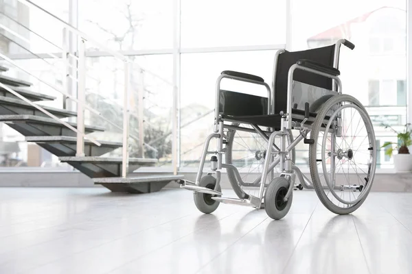 Moderne rolstoel in lege ruimte, ruimte voor tekst. Medische apparatuur — Stockfoto