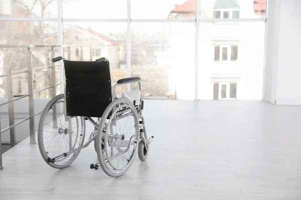 空き部屋のモダンな車椅子、テキストのためのスペース。医療機器 — ストック写真