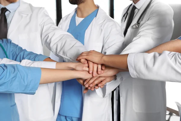 Equipa de médicos a dar as mãos, de perto. Conceito de unidade — Fotografia de Stock