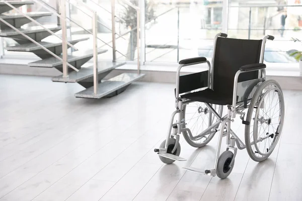 Moderne rolstoel in lege ruimte, ruimte voor tekst. Medische apparatuur — Stockfoto